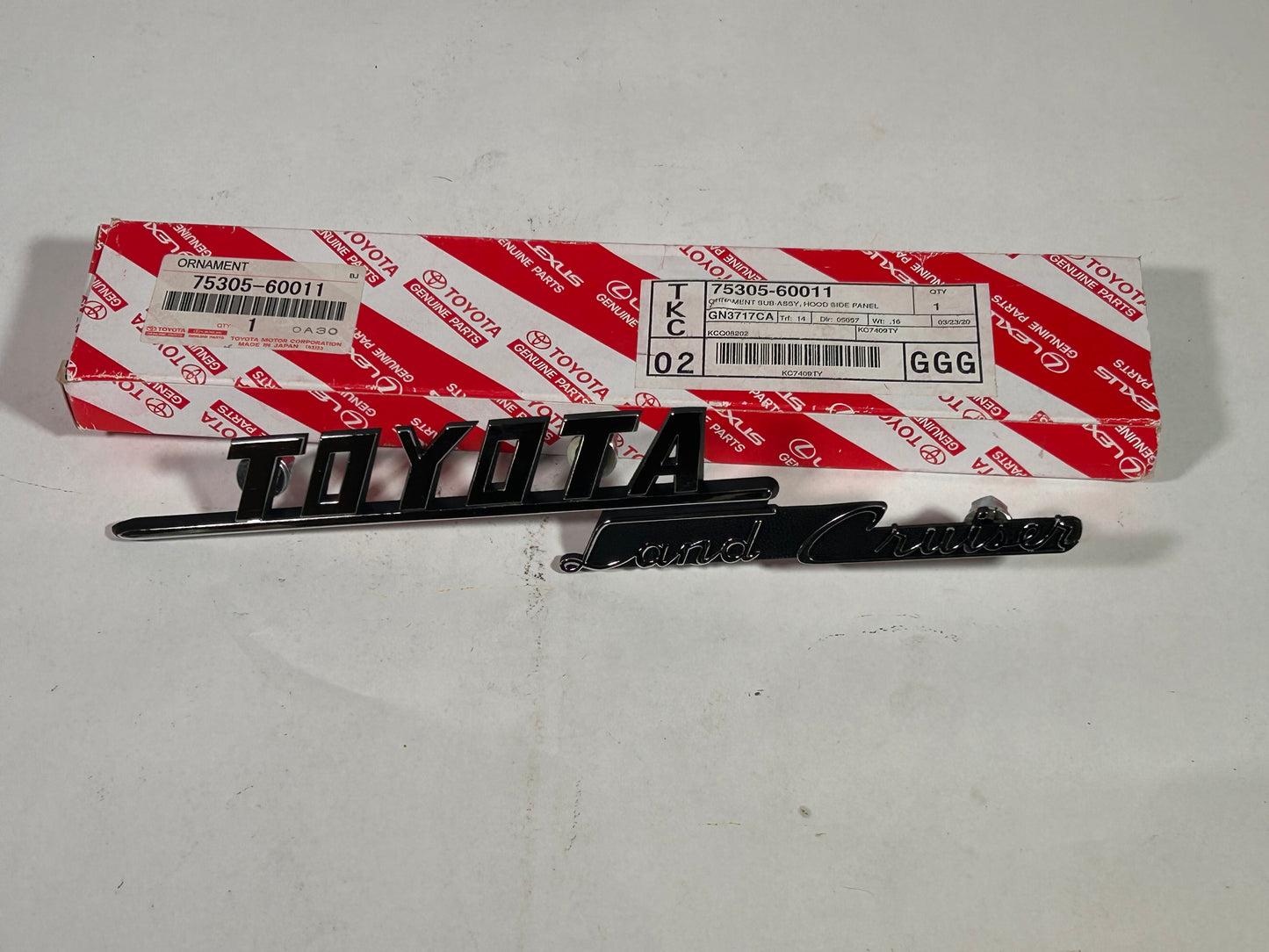 Ornament hood side panel 75305-60011