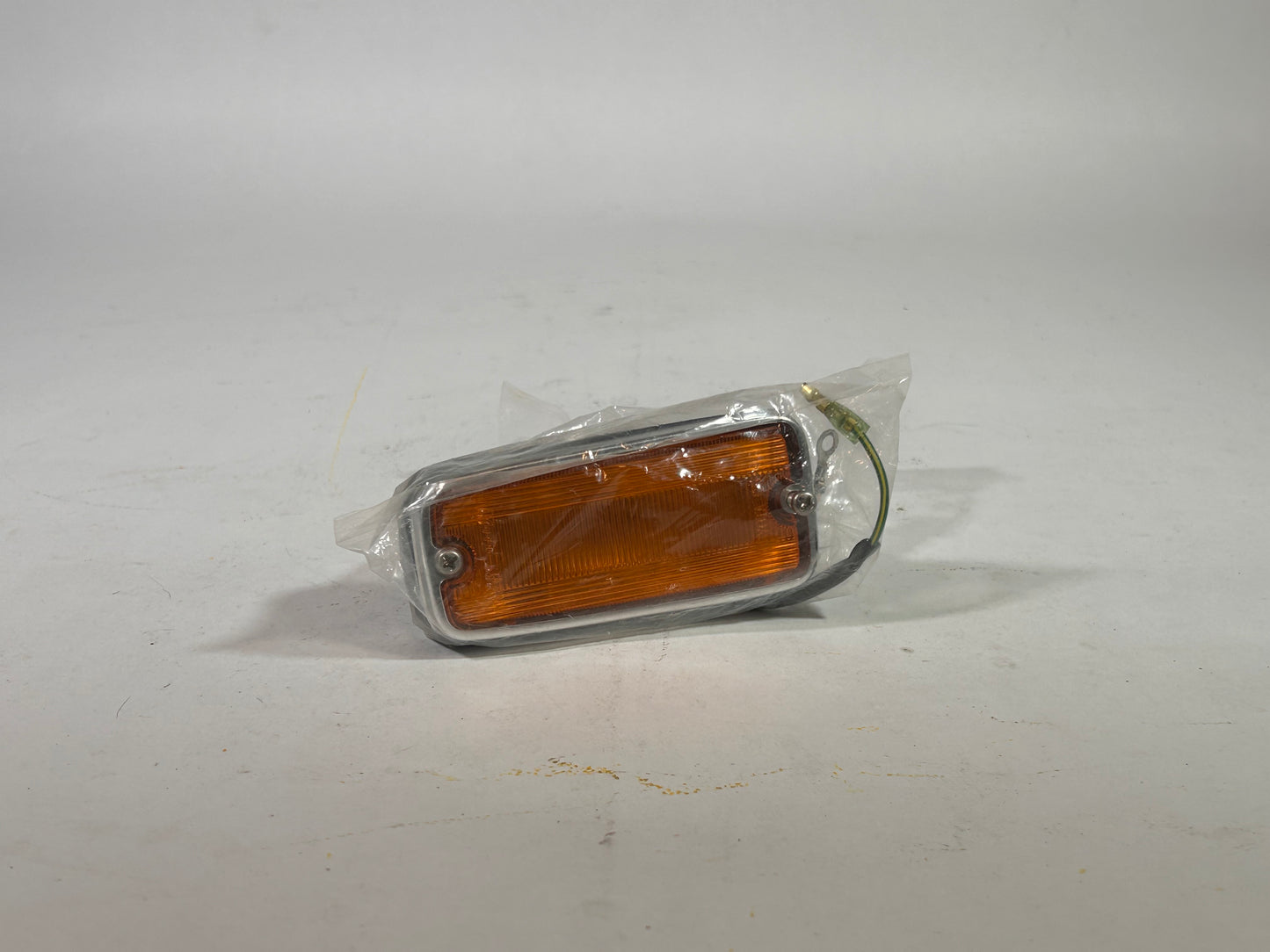 Early FJ40 Apron Marker Light 81740-60040